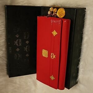 Like new -MCM red patent trifold Long wallet with charms(+🎁free gift)